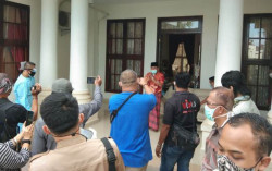 Gelar Jumpa Pers Umumkan Positif Corona, Bupati Ogan Ilir Ilyas Pakai Masker Jarak 2 Meter