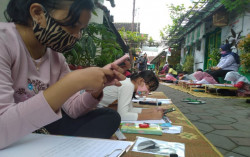 Anak-Anak di Bintaran Kidul Belajar Daring di Gang Sempit Manfaatkan Limas