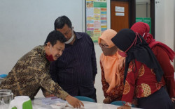 Agroteknologi UMY Berikan Pelatihan Pembuatan Pakan Buatan Serangga kepada Peternak Ulat Sutera
