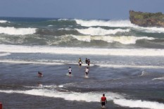 Ngeyel, Wisatawan di Pantai Baron Masih Begerombol