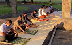 Presiden Jokowi Unggah Foto Salat Id Bersama Keluarga, Warganet Tebak-tebakan: yang Mana Kaesang?
