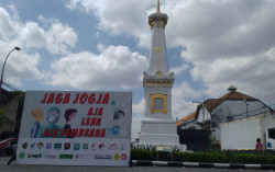 Ada Dua Banner Terpasang di Tugu Jogja, Ini Asal Mulanya