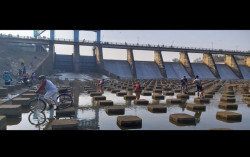 Viral Goweser Bawa Sepedanya untuk Berfoto di Bawah Pintu Air, Pengelola Dam Ingatkan Bahaya 
