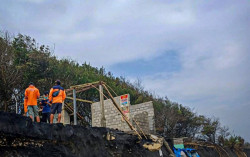 Diterjang Gelombang Pasang, Warung dan Kolam di Pantai Trisik Rusak