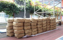 Sekolah Ini Bagikan Ribuan Paket Daging Kurban Menggunakan Besek