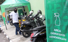 Peneliti Universitas Airlangga: Masker Lebih Efektif Cegah Penularaan Saat Naik Ojol