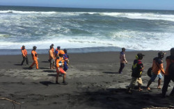 Dicari Menggunakan Drone & Jet Ski, 5 Korban Ombak Pantai Goa Cemara Belum Ditemukan