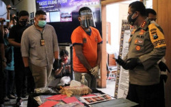 Gilang Bungkus Jarik Dijerat Pasal Perbuatan Tidak Menyenangkan