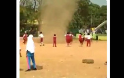 Bukannya Menghindar, Anak-anak SD Ini Malah Keroyok Puting Beliung sampai Hilang