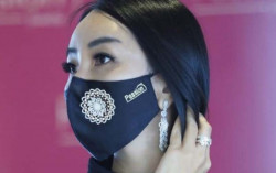 Wow, Masker Bertatah Berlian Harga Puluhan Juta, Bisa Bongkar Pasang Dijadikan Perhiasan