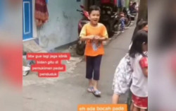 Eh, Ada Anak Mirip Rafathar Main Sama Anak-anak di Kampung