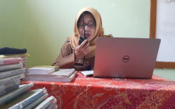 Siswanya Tak Kuat Beli Kuota Internet, Guru Ini Mengajar Pakai HT