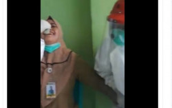 Pegang Kemaluan Petugas Kesehatan Lantaran Tegang Saat Swab Test, Perempuan Ini Dicibir Netizen