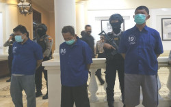 Tersangka Penyerangan Atas Nama Agama di Solo Menangis Saat Digelandang Polisi