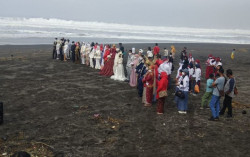 11 Mempelai Menikah Massal di KUA Kretek, Disaksikan Bupati Bantul