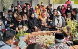 Peringati 100 Hari Meninggalnya Didi Kempot, Yan Vellia Ziarah ke Ngawi, Ini Doanya