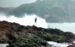 Pemancing Rekam Sendiri dengan Ponselnya Detik-Detik Tergulung Ombak di Wediombo