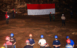 Peringati HUT Ke-75 RI, Karang Taruna Ngeposari Gunungkidul Upacara di Perut Bumi