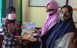 Belajar Bahasa Inggris Sekaligus Menjaga Amanah Melalui Buku Dwibahasa