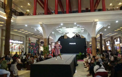 Pisalin Unjuk Gigi dalam Walk Around Fashion Runway