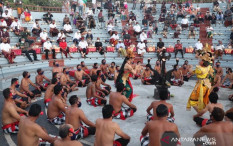 Terapkan Protokol Kesehatan, Penari Kecak di Uluwatu Pakai Masker