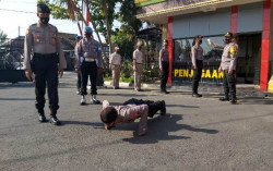 Belasan Polisi Dihukum Push Up Karena Tak Pakai Masker dengan Benar