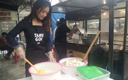 Atasi Pandemi, Gadis Berparas Ayu Ini Beralih Jadi Penjual Tahu Goreng di Sleman