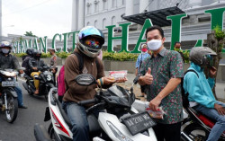 Sleman City Hall Bagikan Masker & Hand Sanitizer Bersama Forkompimda Sleman