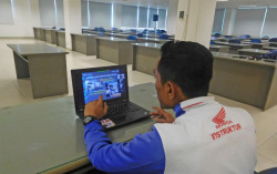 Tanamkan Semangat #Cari_Aman Sejak Dini, Astra Motor Jogja Serahkan Beasiswa Safety Riding