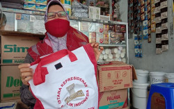 Sambil Menanti Jokowi, Warga Kulonprogo Berebut Bantuan Sembako Kepresidenan 