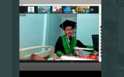 Viral Mahasiswa UIN Wisuda Sambil Menunggu Ayahnya yang Sakit Stroke di RS
