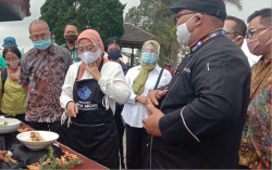 Kunjungi Ketep Pass, Menaker Ida Fauziah Bangkitkan Semangat Pekerja Pariwisata