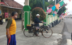 Begini Sosok Pensiunan yang Rela Bersepeda Keliling Sekolah Demi Edukasi Antinarkoba