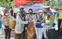 Tingkatkan Imun Warga, Polres Magelang Kota Bagikan 500 Gelas Jamu
