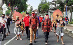 Pilkada Kota Magelang, Aji-Windarti Mendaftar ke KPU Diiringi Ratusan Pendukung