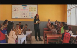 Demi Mengajar Siswa di Pulau Buru, 3 Mahasiswa Jogja ini Rela Melewati Sungai dan Pegunungan