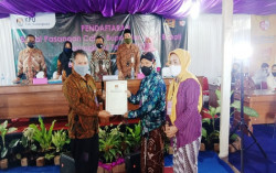 Daftar ke KPU Gunungkidul, Immawan-Martanty Berpakaian Adat Jawa