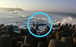Diterjang Ombak, Perahu Nelayan di Kulonprogo Terbalik