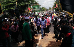 Jalan Kaki, Danang-Choliq ke KPU Diiringi Berbagai Komunitas