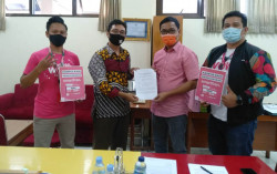 Smartfren Bagikan Kartu Perdana pada Siswa dan Guru Untuk Teman Belajar di Rumah 