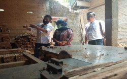 Ubah Limbah Jadi Rupiah, IKM Kayu Disambangi Kustini Sri Purnomo