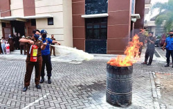 Kejari Gunungkidul Simulasikan Penanganan Kebakaran di Lingkungan Kerja