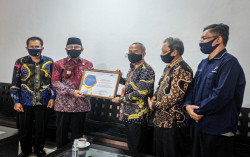 Lampaui Target Sensus Penduduk Online, Kulonprogo Terima Penghargaan