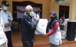 Jamin Beras Bansos Layak Dikonsumsi dan Enak, Sri Purnomo Siap Mencoba Makan