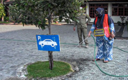 Tak Pakai Masker, Sejumlah PNS di Kulonprogo Dihukum Menyapu & Menyiram Tanaman