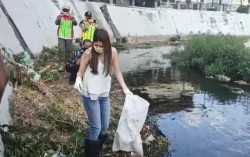 Awalnya Jijik, Wanita Cantik Terpaksa Bersihkan Kali karena Tak Pakai Masker
