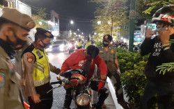 Dikejar Petugas Razia Masker di Tugu Jogja, Pengendara RX King Beralasan Mau Beli Susu