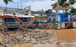Sampah 2.800 Meter Kubik Diangkat dari Pintu Air Manggarai