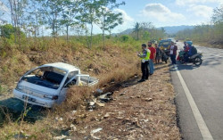 Ban Selip, Sopir Terlempar dari Mobil hingga Tewas