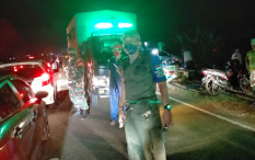 Satpol PP Bubarkan Kerumunan Massa di JJLS